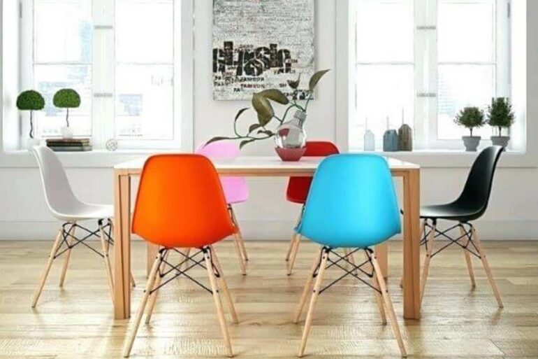Sala de jantar decorada com mesa de madeira e cadeiras coloridas Foto Pinterest