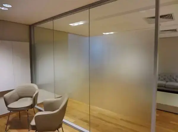 Sala de reunião com porta de vidro jateado