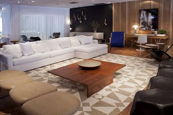Sala moderna com decoração neutra e tapete geométrico