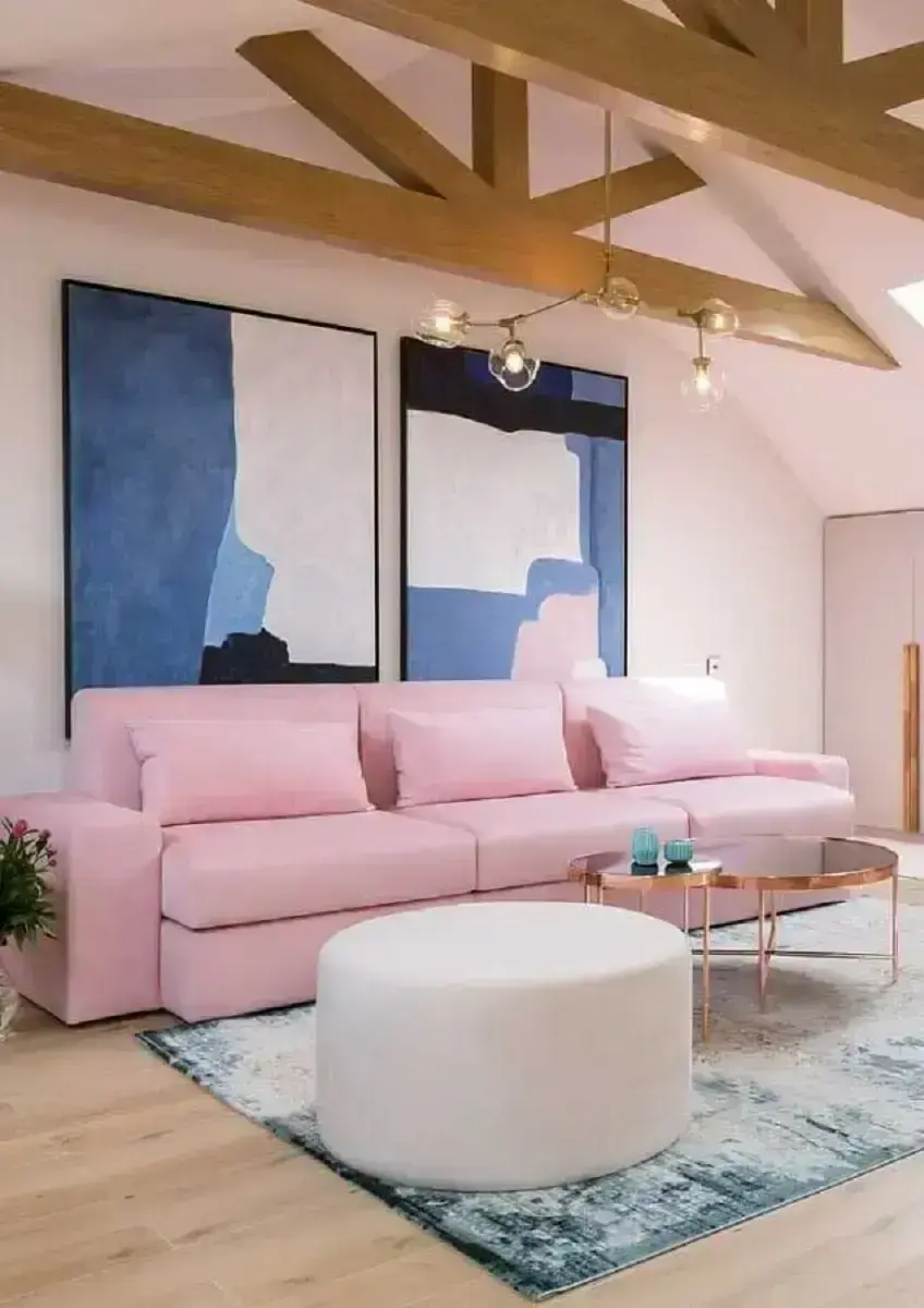 Sofá rosa claro para decoração de sala com puff redondo e lustre moderno Foto Pinterest