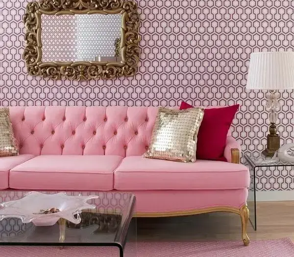 Sofá rosa vintage traz elegância para a decoração do ambiente