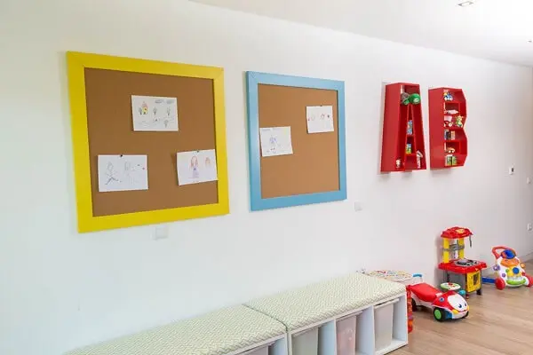 Utilize o quadro feito de cortiça no quarto das crianças para fixar seus desenhos