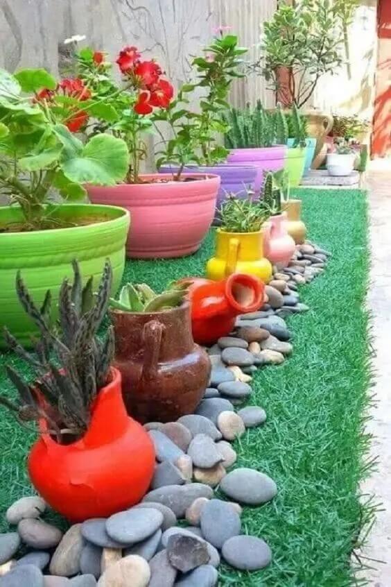 Vasos coloridos trazem alegria para o jardim