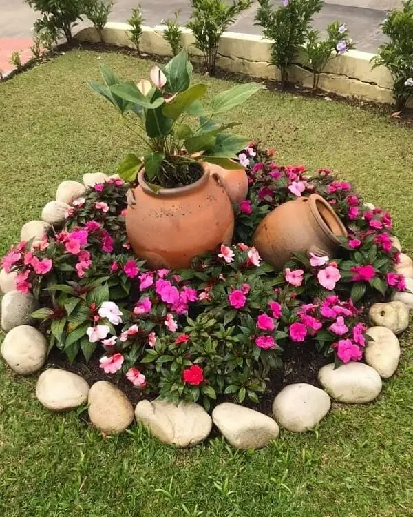 Vasos vazios se tornam ótimos enfeites para jardim. Fonte: Flor de Cerejeira