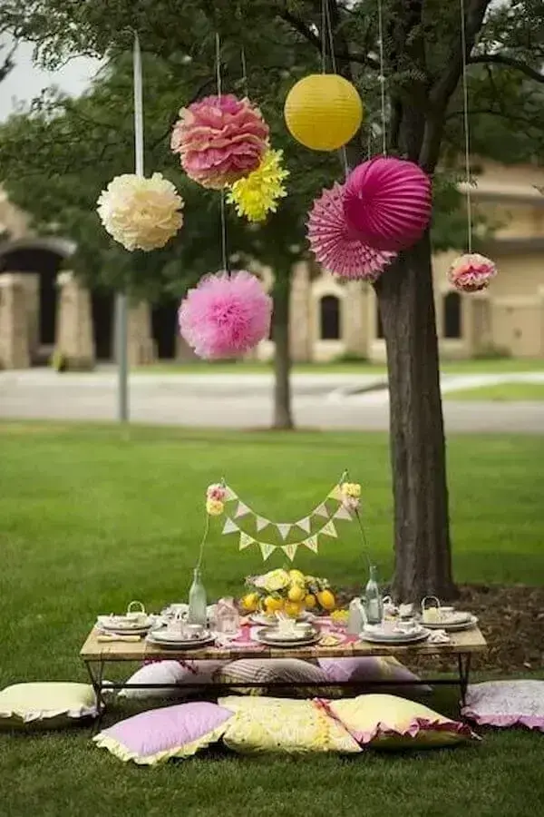 almofadas coloridas e bolas de papel para decoração de piquenique Foto Googodecor