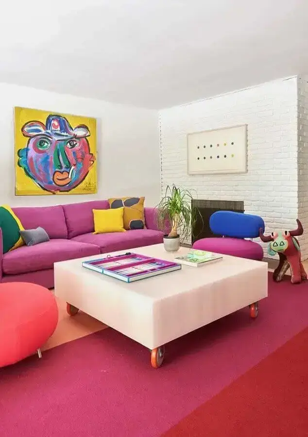 almofadas coloridas para decoração de sala com sofá rosa e quadro grande Foto Pinterest