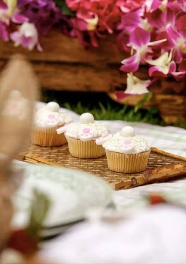 aniversário piquenique com cupcakes personalizados Foto Assetproject