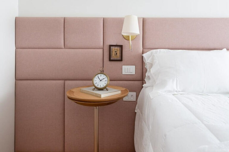 arandela para quarto decorado com cabeceira estofada cor de rosa Foto Manual da Obra