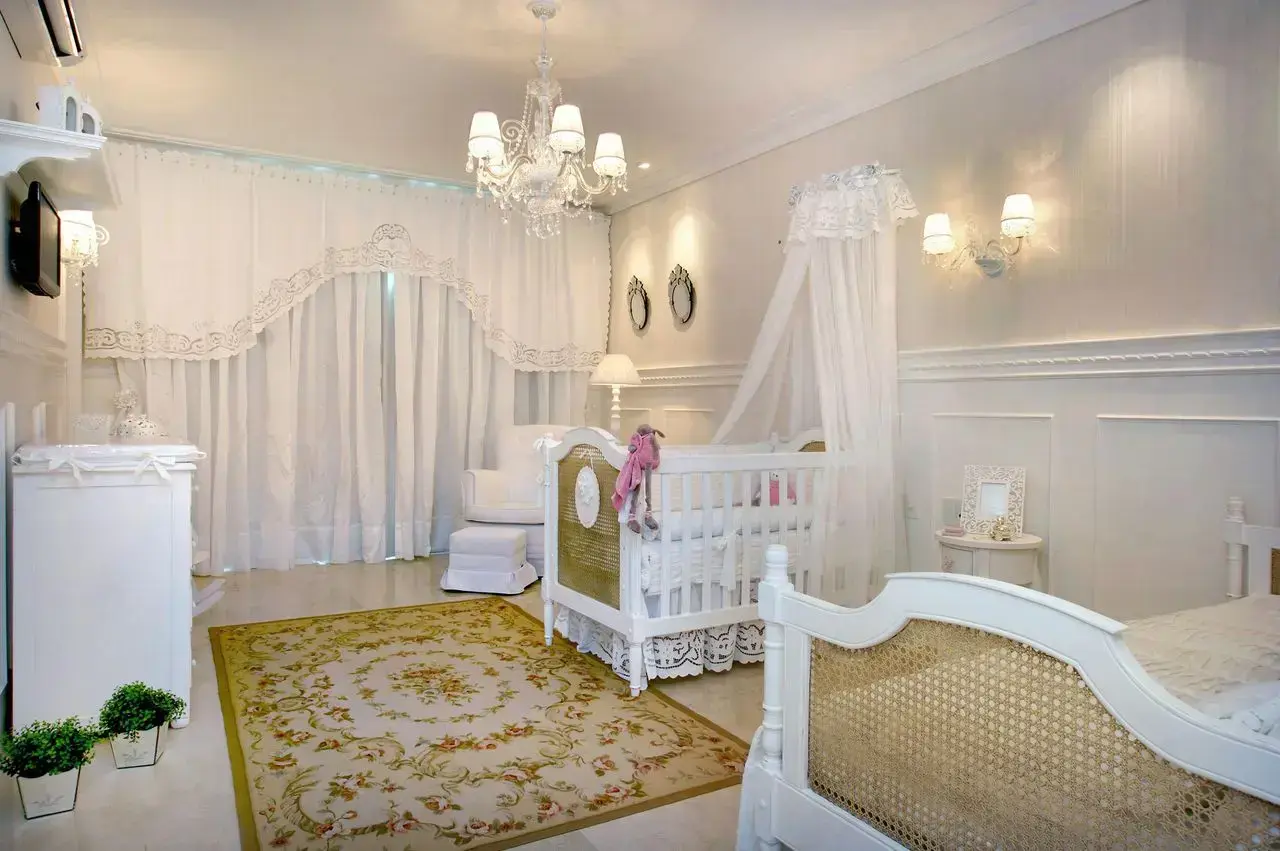 arandela para quarto - quarto de bebê com tapete floral 