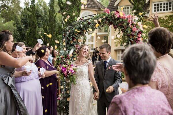 Arco de flores para casamento ao ar livre