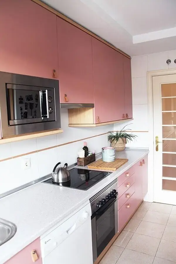 armário de cozinha rosa com detalhes em madeira Foto Assetproject