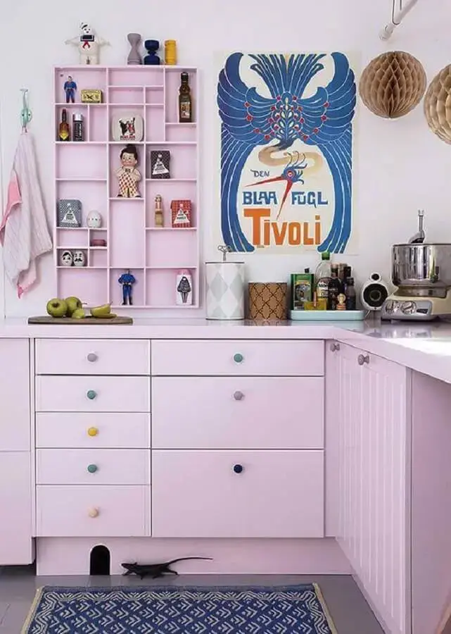 armário de cozinha rosa com puxadores coloridos Foto Pinterest