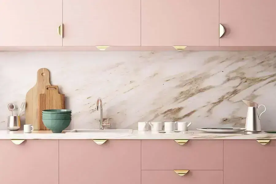 armário de cozinha rosa com puxadores dourados Foto AuthGram
