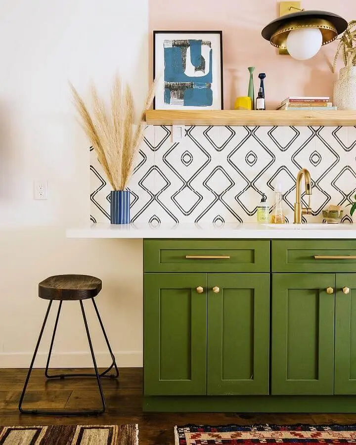 armário de cozinha verde musgo com design retrô Foto Dabito