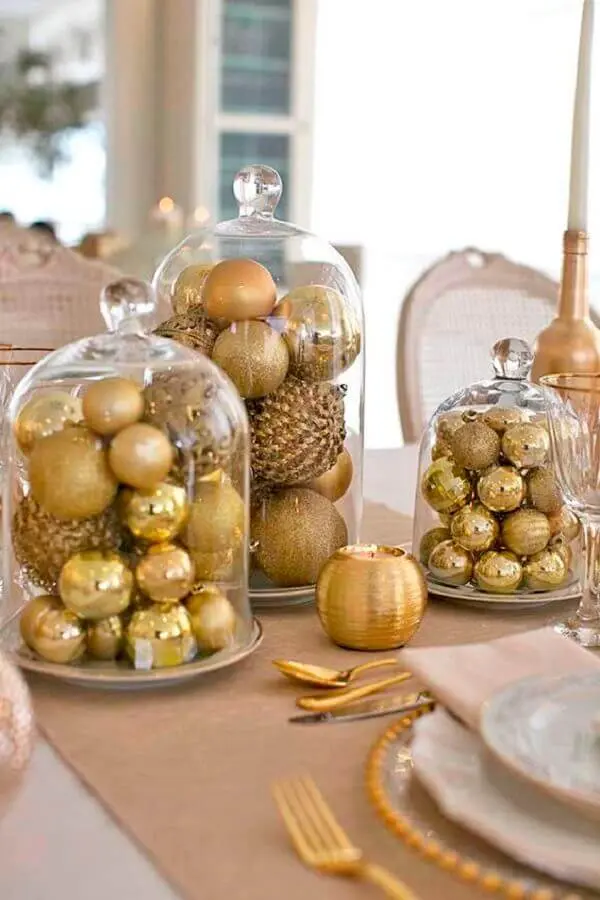arranjo com bolas douradas para decoração de ano novo Foto Construindo Minha Casa Clean