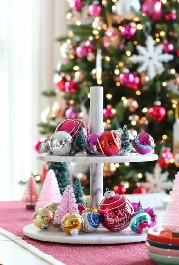 arranjo com pequenos pinheiros e bolas coloridas para decoração de Natal Foto Pinterest