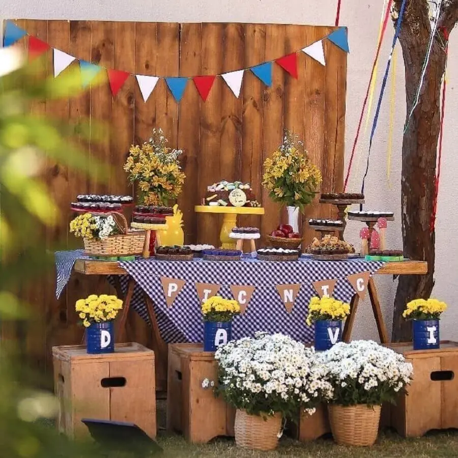 arranjo de flores para decoração de aniversário piquenique Foto Vila Afetiva Festas