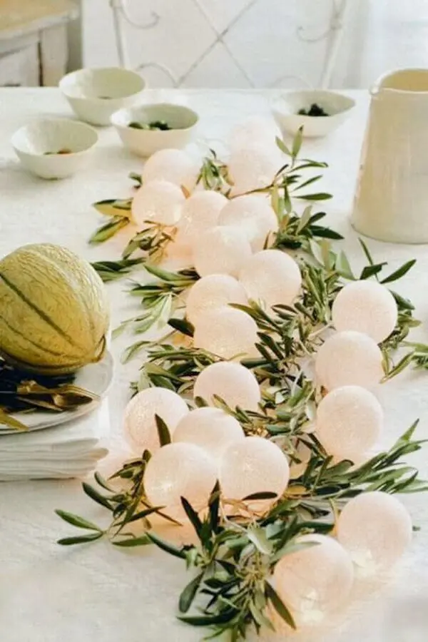 arranjo de folhas e bolinhas brancas para decoração mesa réveillon Foto Weddbook