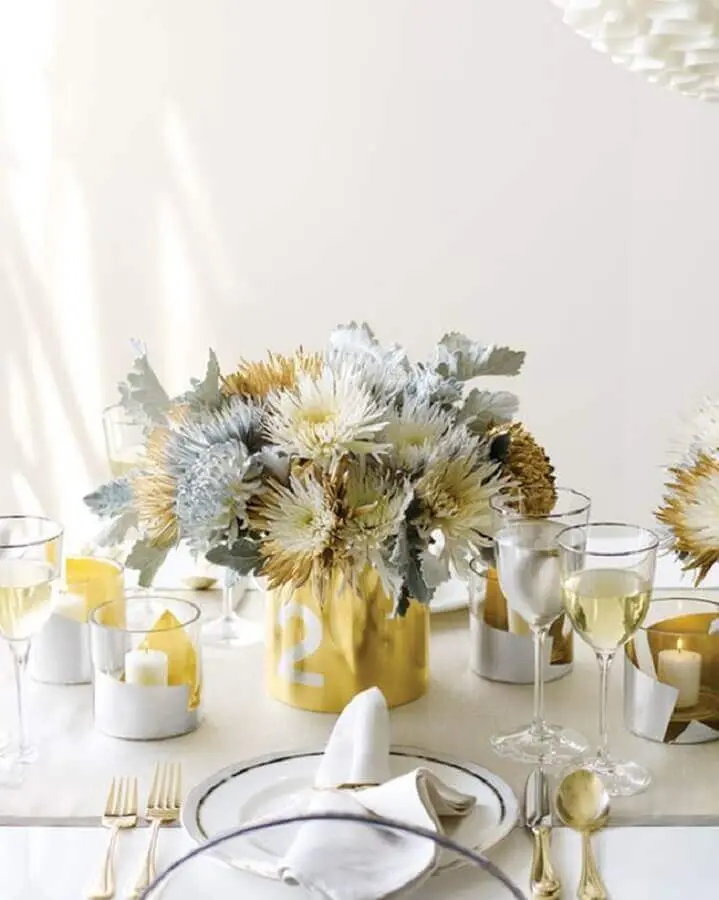 arranjo simples de flores para decoração mesa réveillon Foto HappyShappy