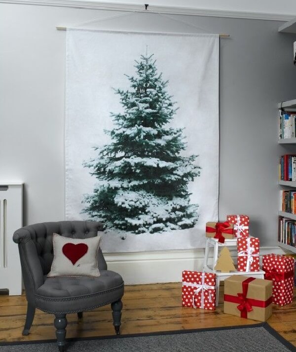 A sala de estar recebeu um painel com árvore de Natal pintado