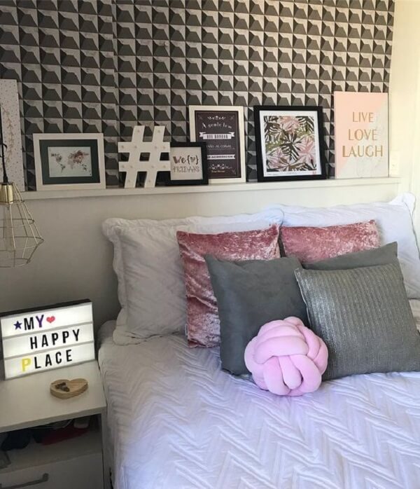 A almofada de nó rosa se harmoniza com decoração do quarto