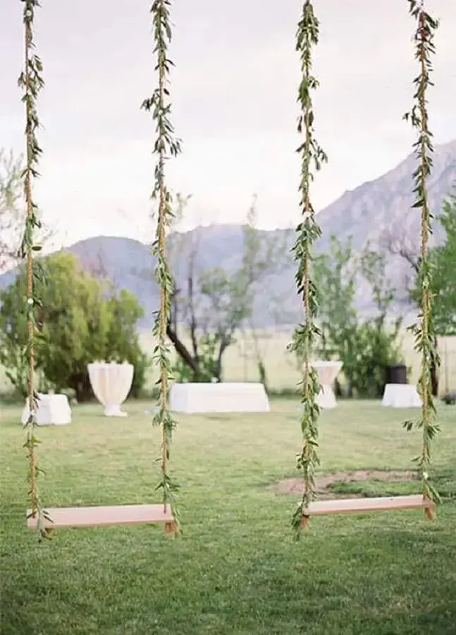 balanços decorados com folhas para casamento simples no campo Foto HappyWedd