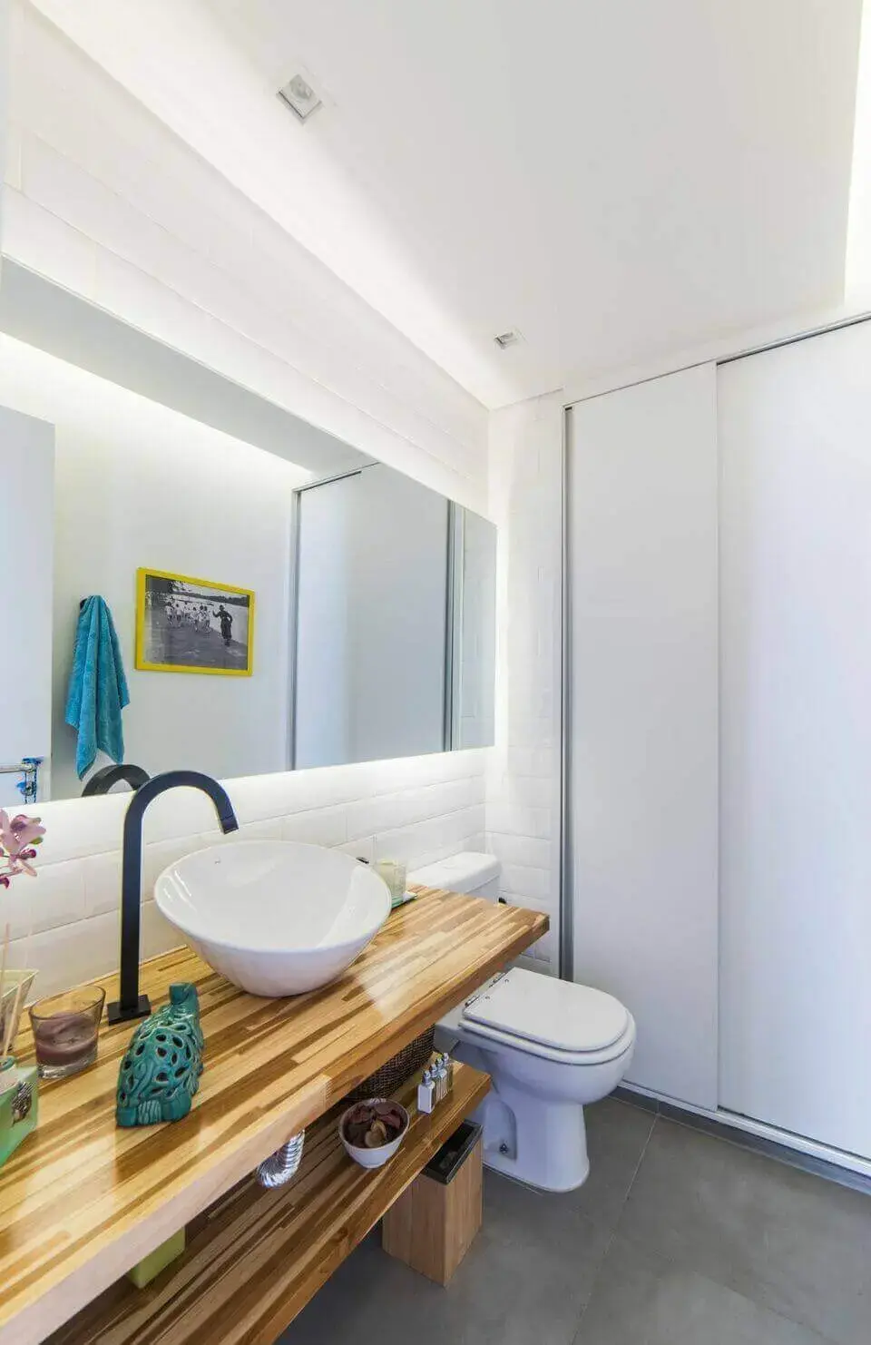 balcão para banheiro - banheiro branco com bancada de madeira 