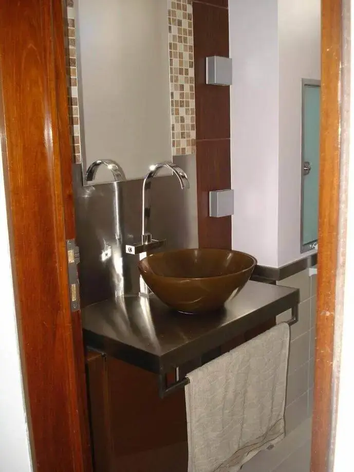 balcão para banheiro - cuba marrom em bancada de madeira simples 
