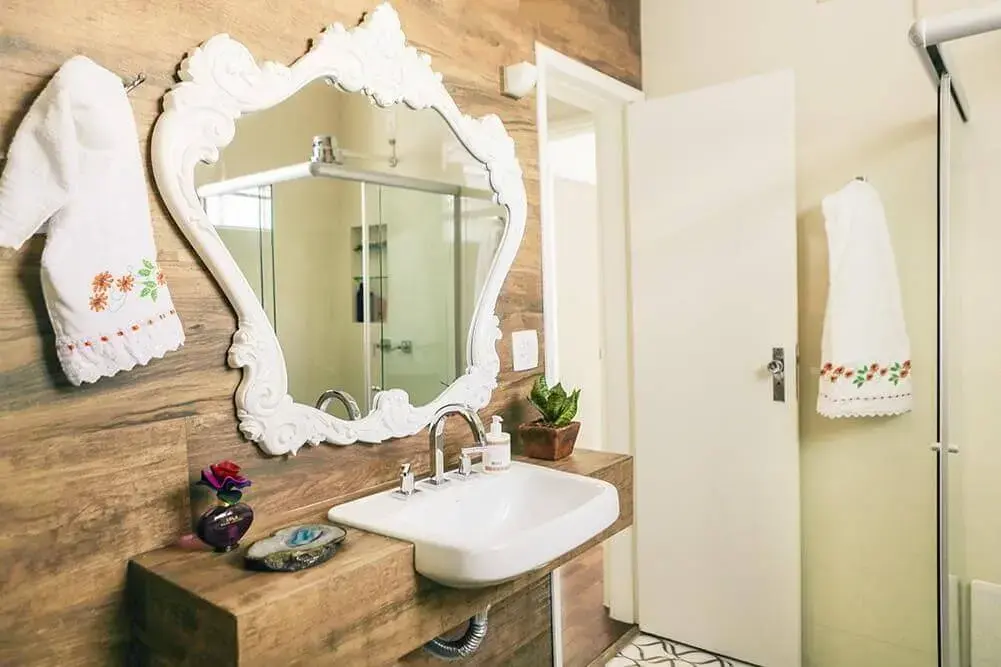 balcão para banheiro - espelho moldado em parede de madeira do banheiro 