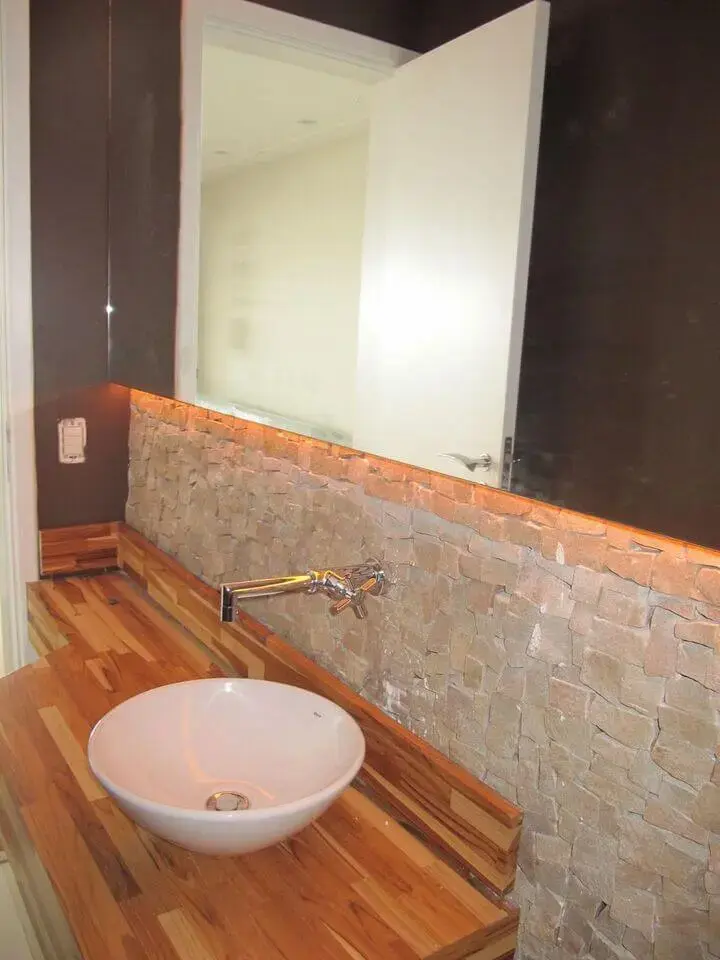 balcão para banheiro - lavabo simples com parede de pedras 