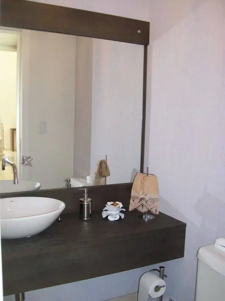 balcão para banheiro - lavabo com bancada de madeira simples 