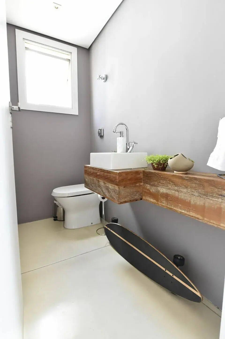 balcão para banheiro - lavabo com cuba quadrada e balcão rústico 