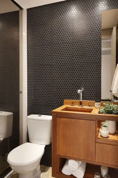 balcão para banheiro - revestimento preto e balcão de madeira 