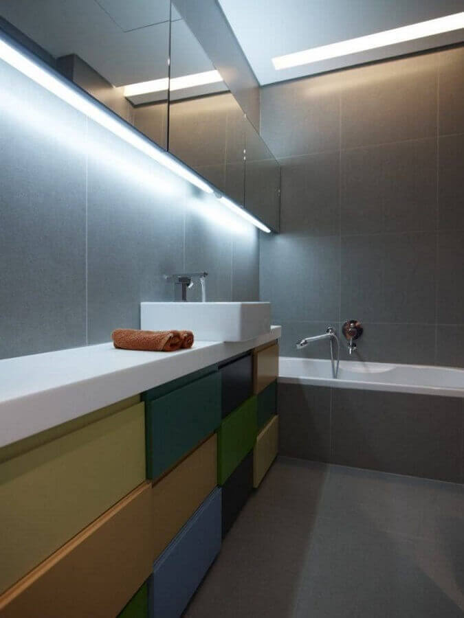 banheiro cinza decorado com gabinete com portas coloridas Foto Pinterest