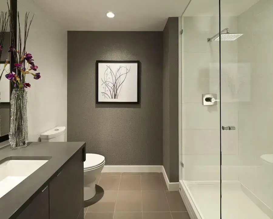 banheiro cinza e branco com decoração simples Foto GoodDesign