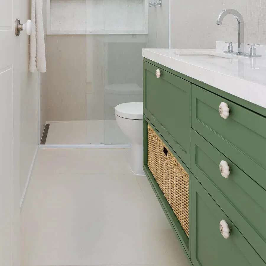 banheiro pequeno com armário verde musgo Foto Doma Arquitetura