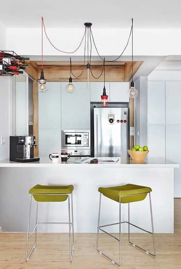 banqueta verde musgo para decoração de cozinha moderna toda branca Foto Pinterest
