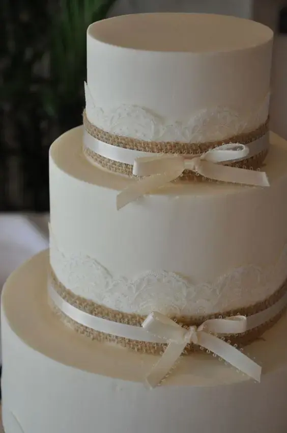 bodas de ouro - bolo simples com renda e laço 