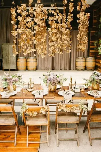 bodas de ouro - decoração com folhas secas em cima de mesa 