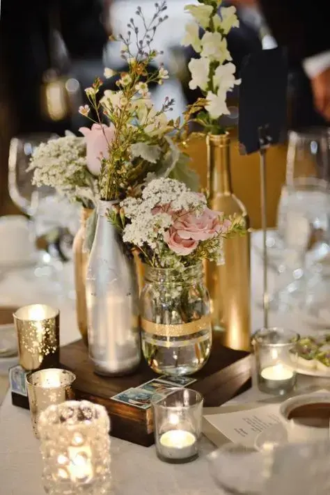 bodas de ouro - enfeite de mesa com garrafas 