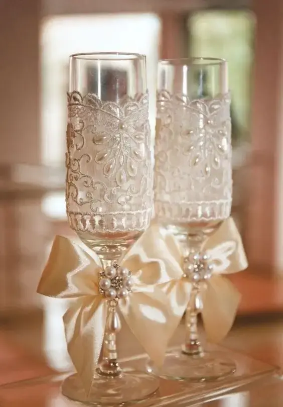 bodas de ouro - taças decoradas com renda 