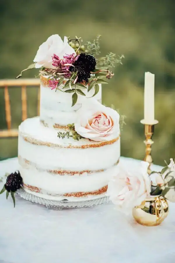bolo de casamento com flores e acabamento rústico Foto Two Wild Seeds