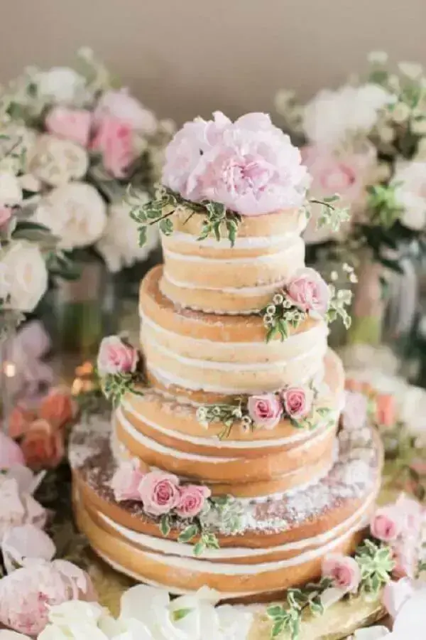 bolo de casamento rústico decorado com flores Foto Guia Noiva