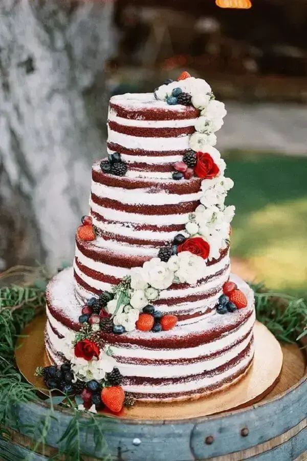 bolo de casamento rústico decorado com frutas e flores Foto iCasei