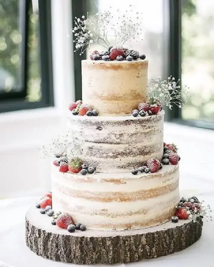 bolo de casamento rústico decorado com frutas vermelhas Foto Miau Party Ideas
