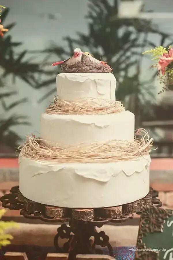 bolo de casamento rústico decorado com passarinhos no topo Foto Guia Noiva