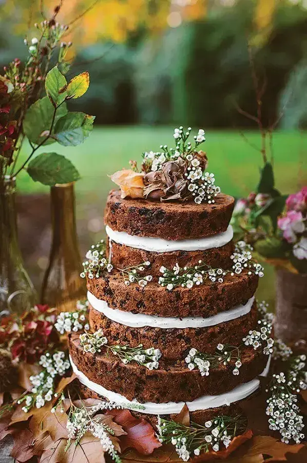 bolo de casamento rústico decorado com pequenas flores brancas Foto Pinterest