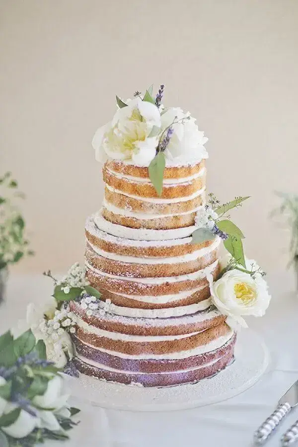 bolo de casamento rústico estilo naked cake decorado com flor branca Foto Yandex