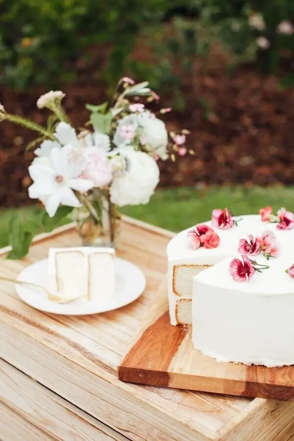 bolo decorado com flores para piquenique romântico Foto Pinterest