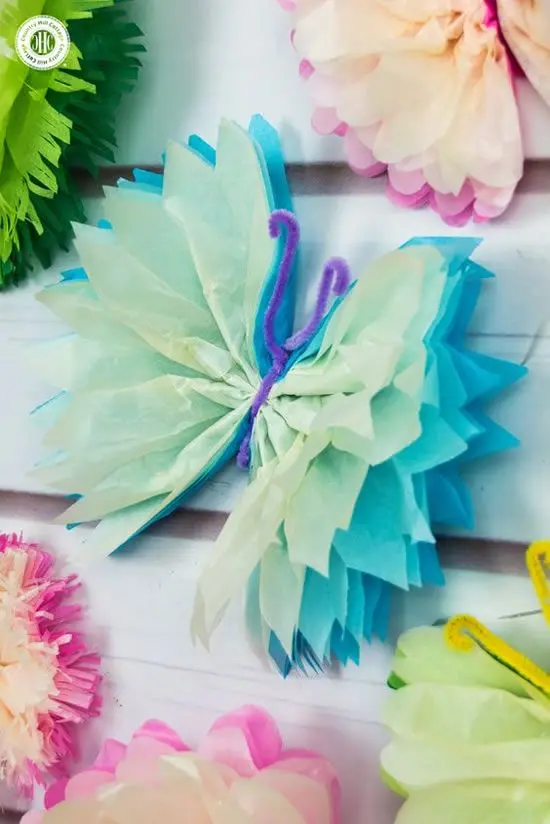 Borboletas de papel crepom de diferentes cores para usar na decoração de festa
